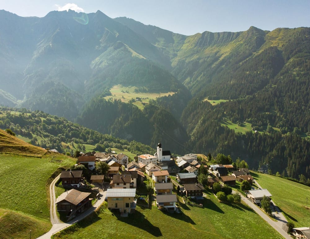 Surselva aus der Vogelperspektive im Sommer