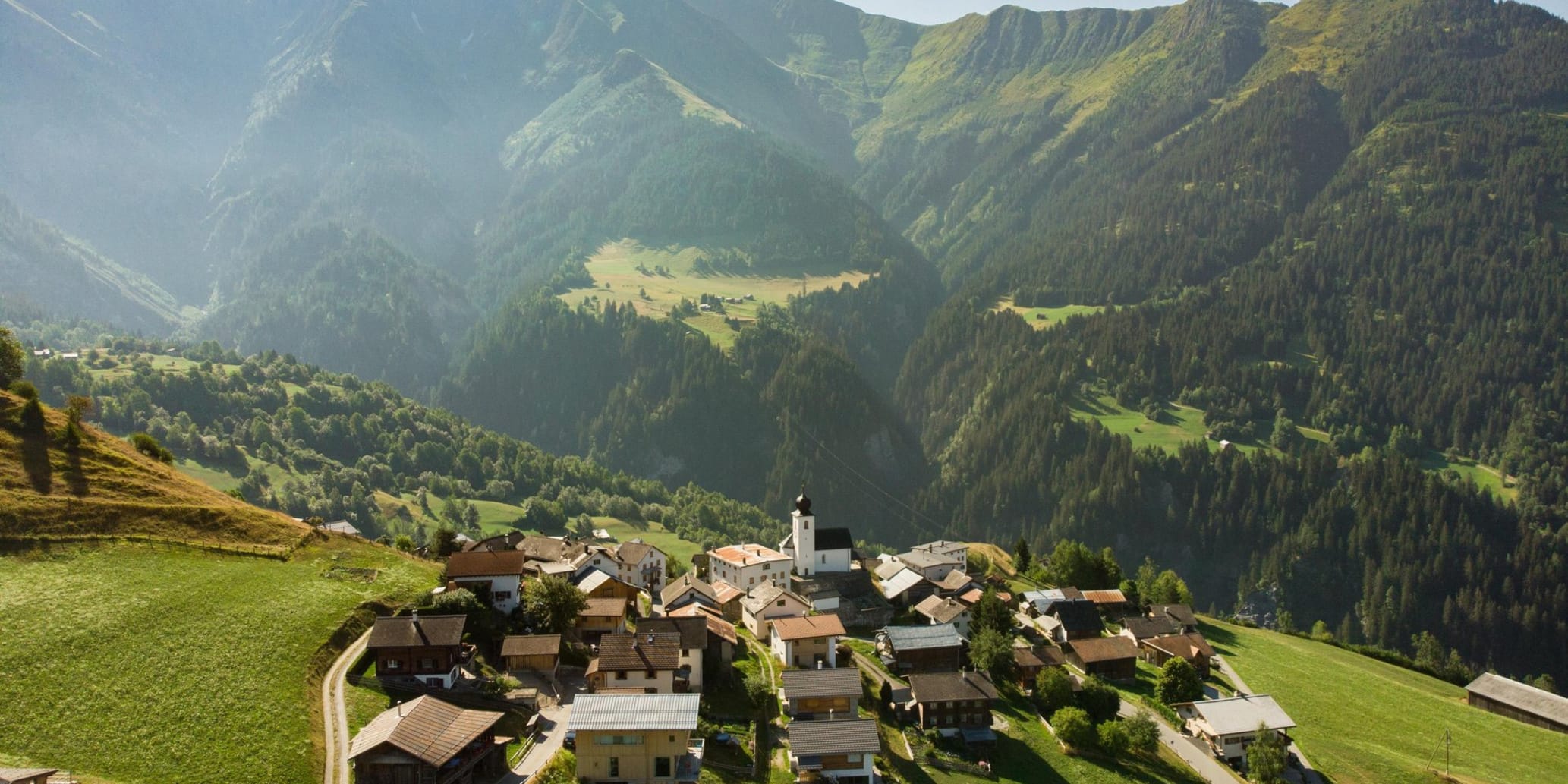 Surselva aus der Vogelperspektive im Sommer