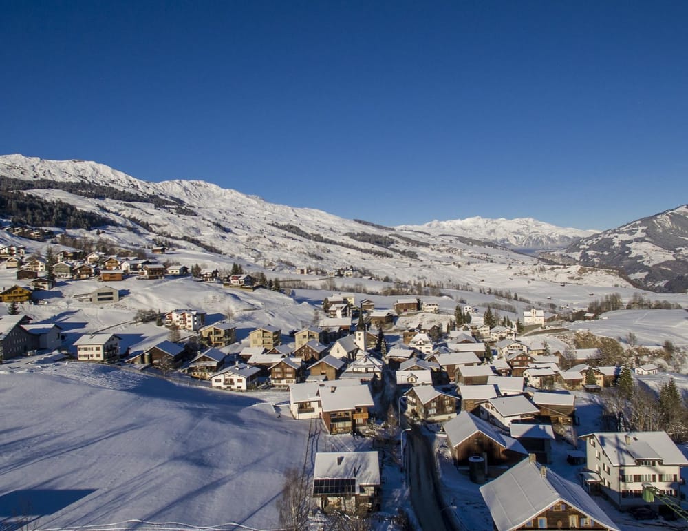 Surselva aus der Vogelperspektive im Winter