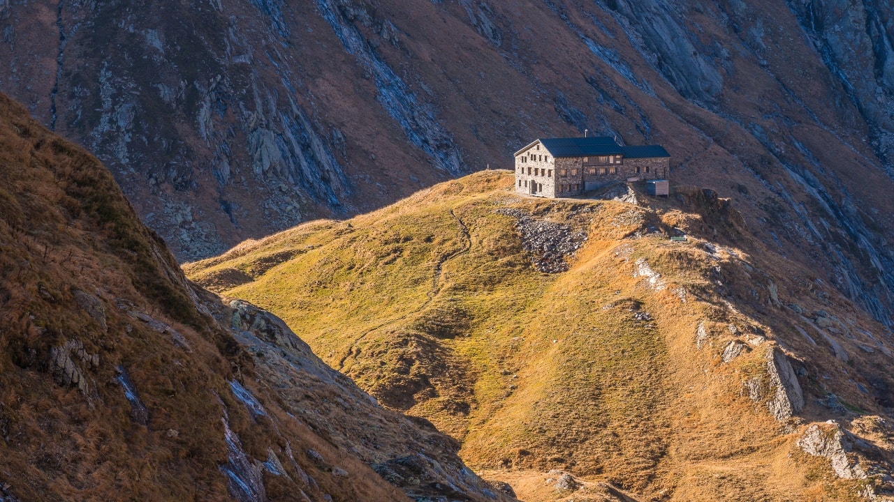 Geschichte: Kronenwanderung: Terrihütte - Medelserhütte (Etappe 9)