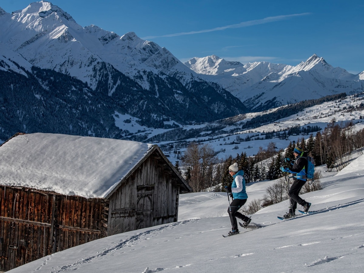Geschichte: Schneeschuhtour  Cumbel - Sogn Carli