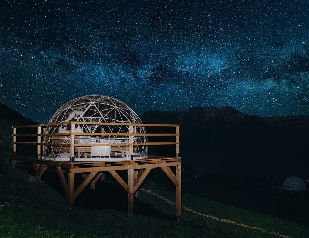 Foto bei Nacht Iglu auf Stelzen im Sommer
