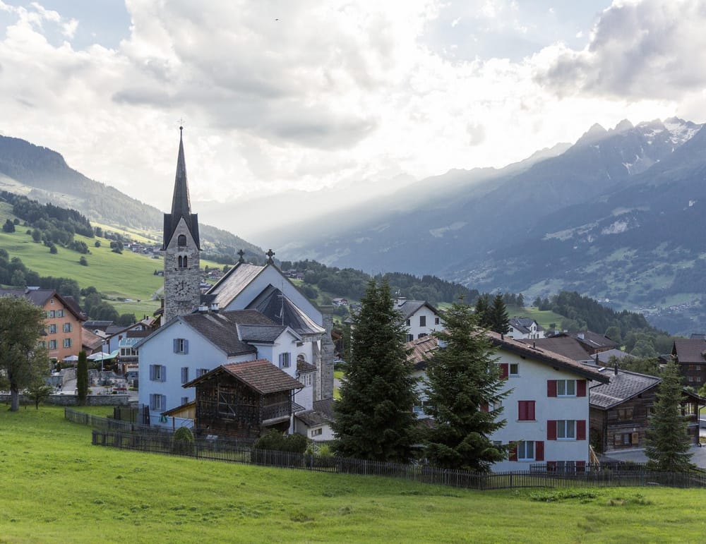 Dorfansicht von Berg aus im Sommer