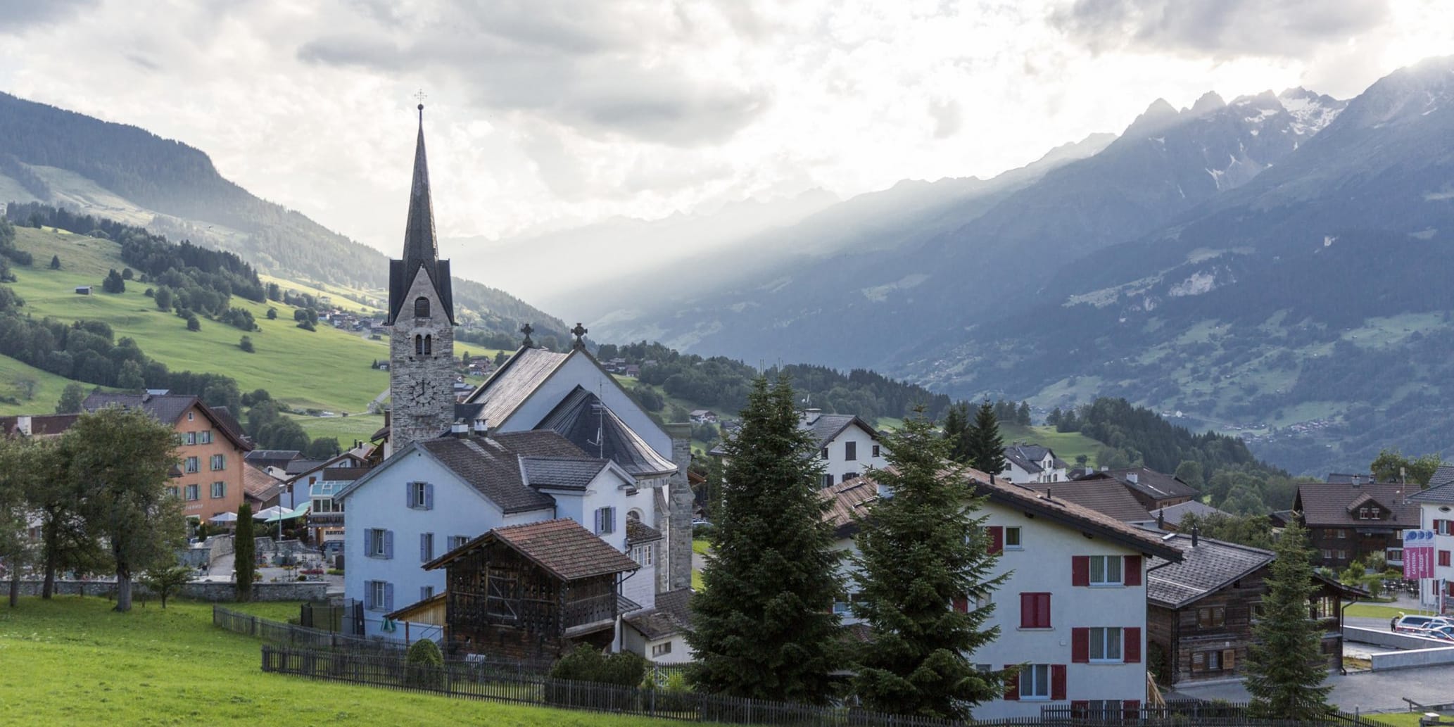 Dorfansicht von Berg aus im Sommer
