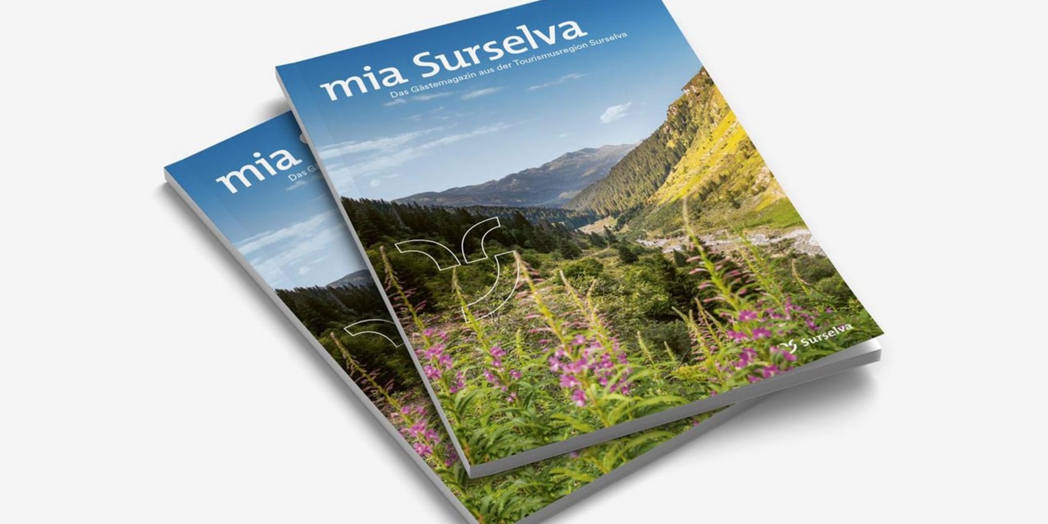 Freigestelltes Gästemagazin Mia Surselva mit Sommertitelbild