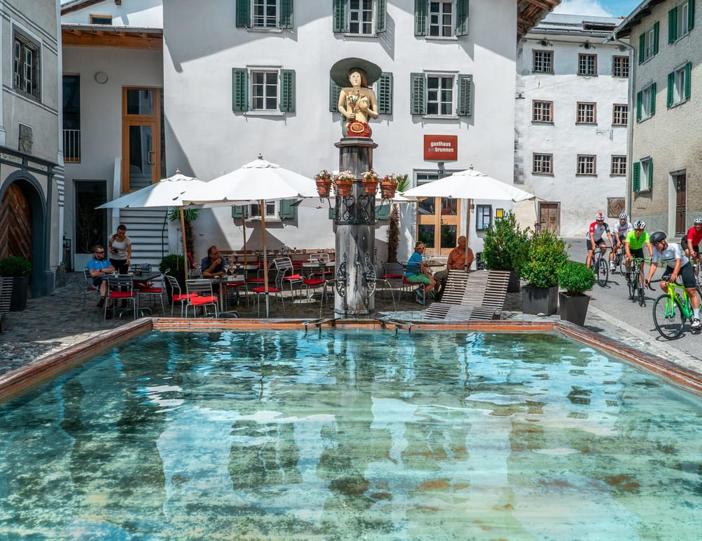 Grosser Brunnen im Hintergrund historisches Restaurant im Sommer