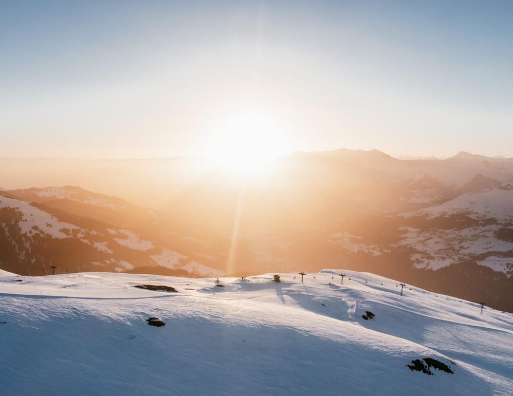 Sonnenaufgang im Skigebiet Brigels