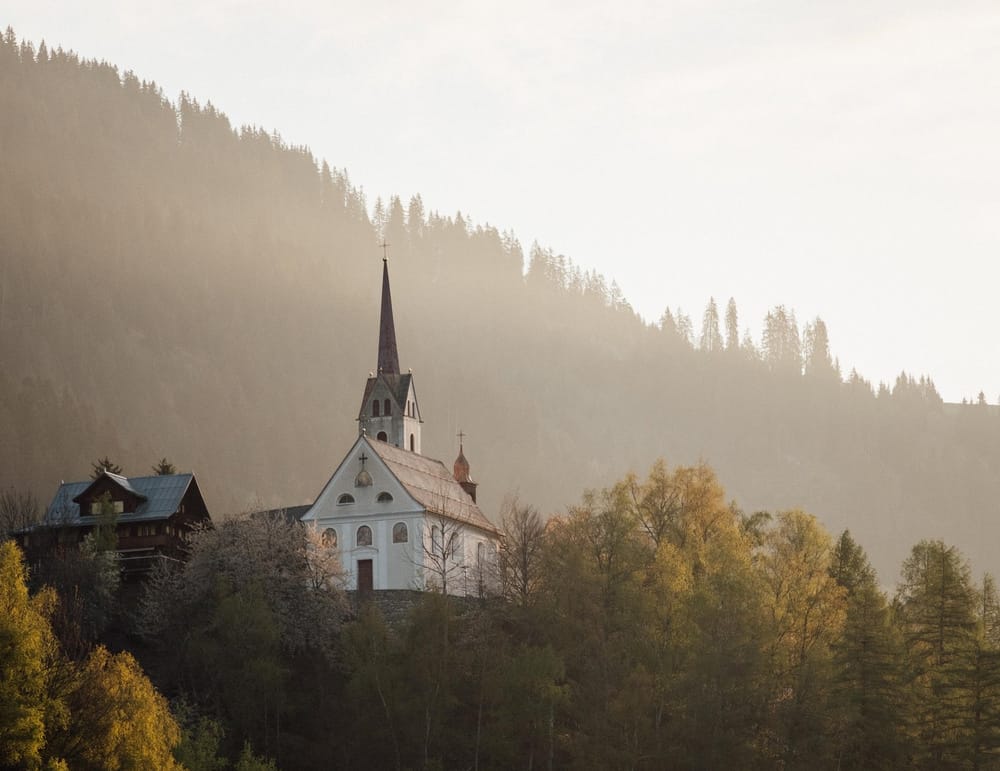 Trun Kirche bei Abenddämmerung im Sommer
