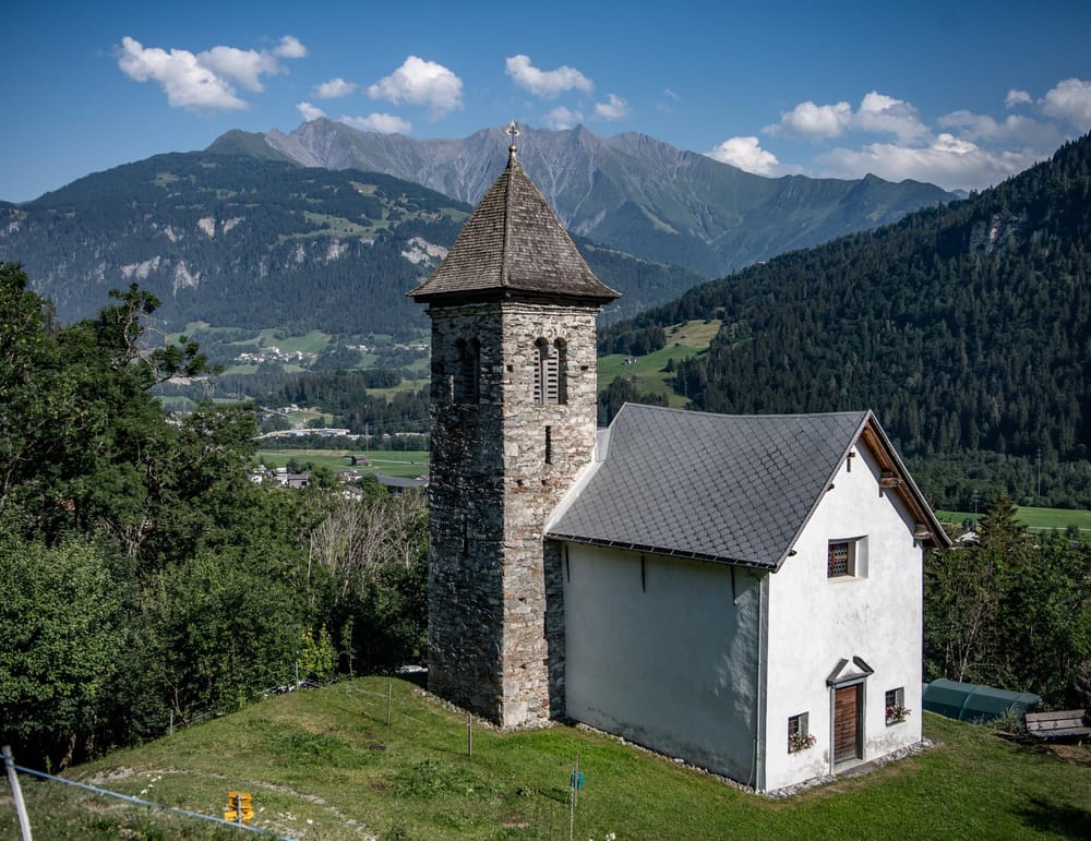 Alleinstehende kleine Kirche auf Hügel im Sommer