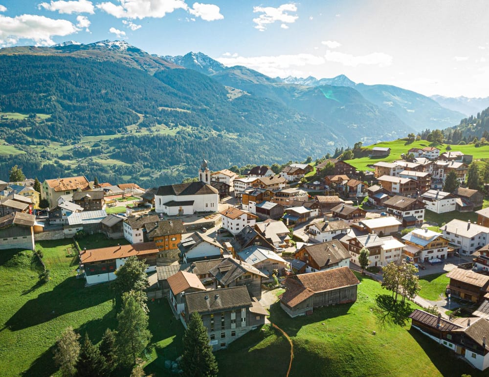 Breil/Brigels aus Vogelperspektive im Sommer