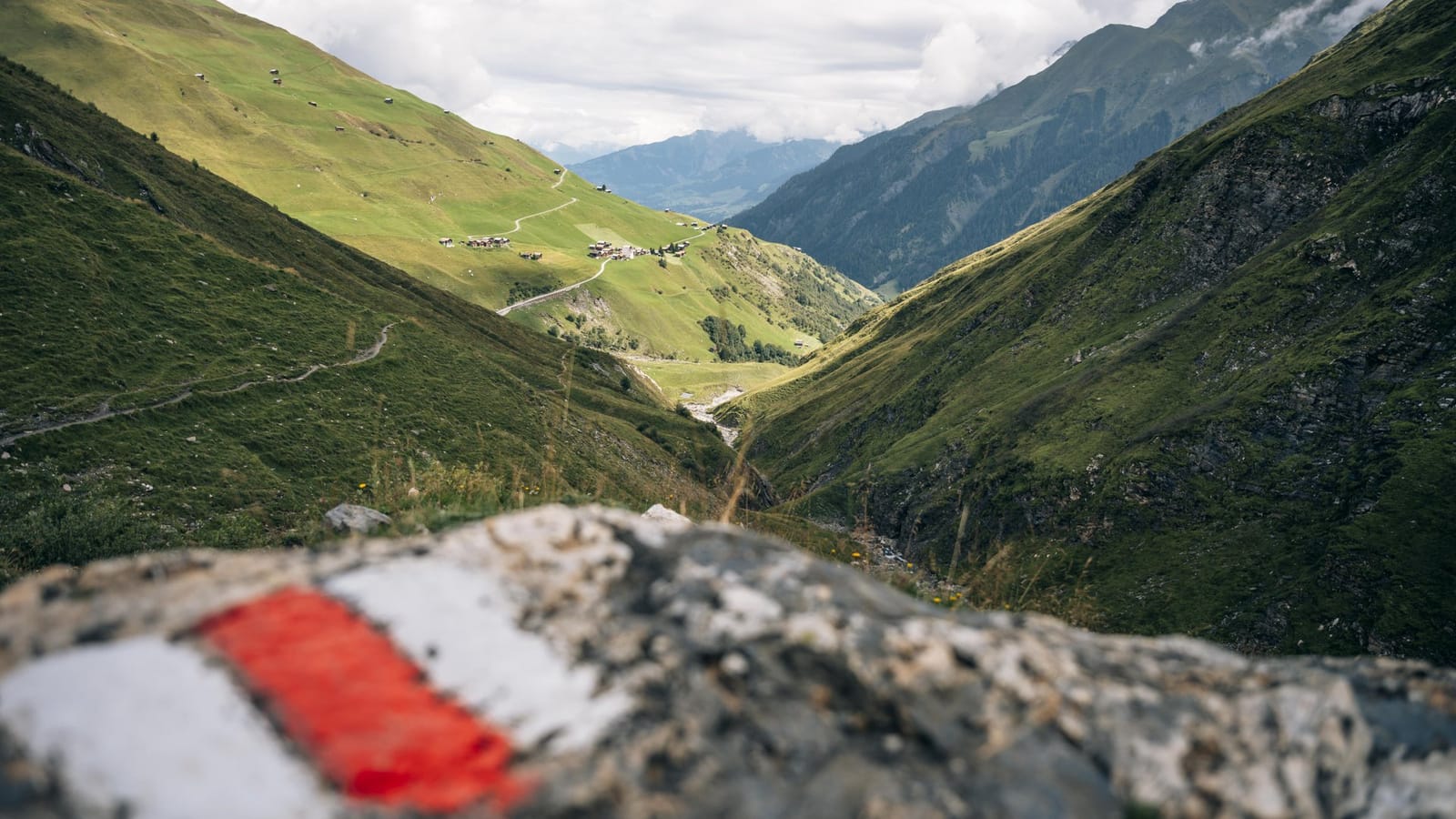 Markierter Wanderweg in der Surselva