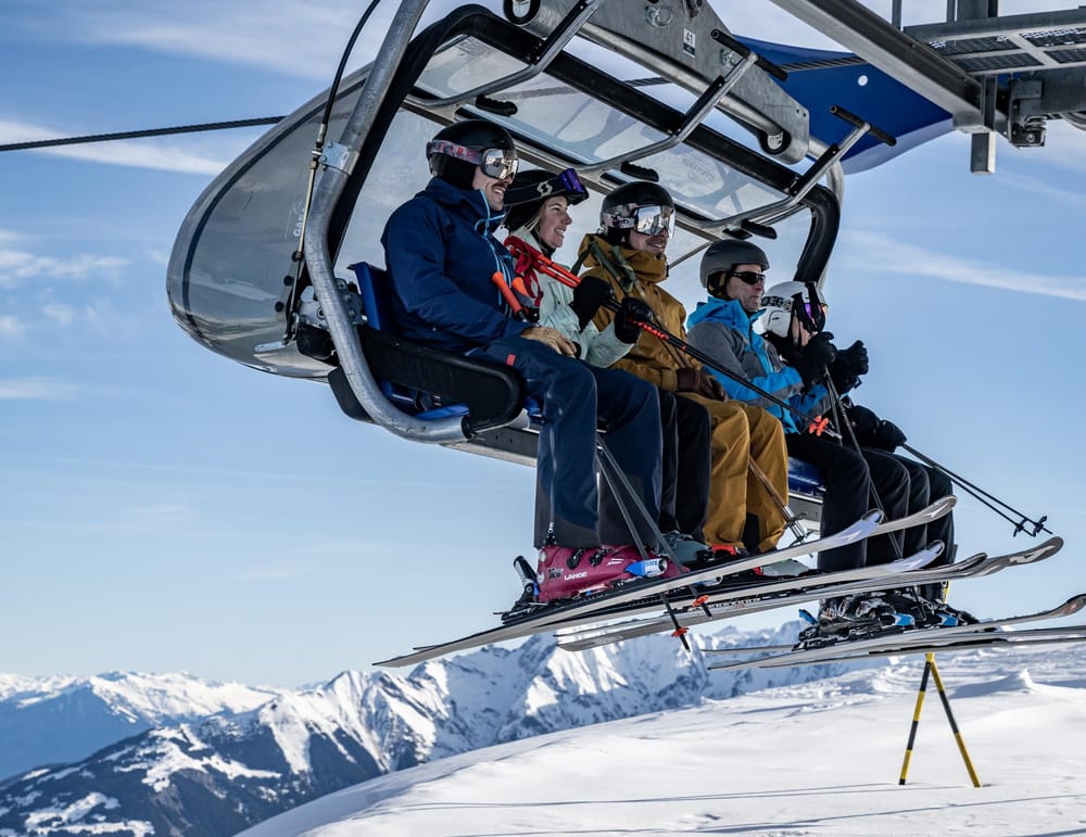 Bergbahnen Obersaxen Mundaun Lumnezia Gondel mit Skifahrern im Winter