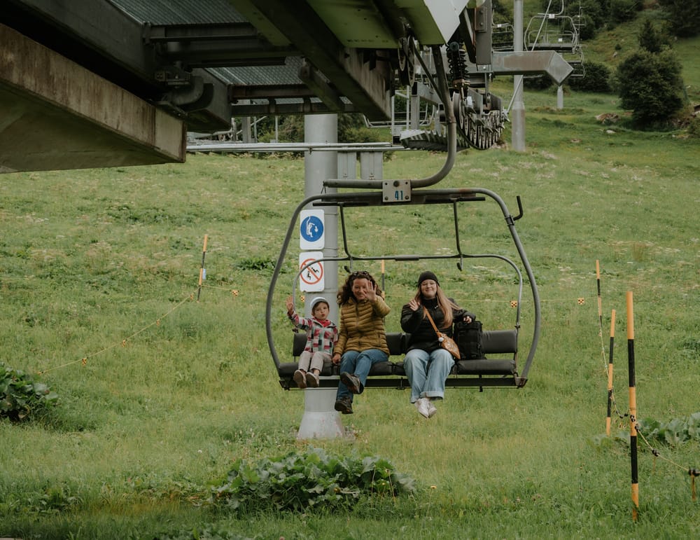 Sommergäste auf dem Sessel der Bergbahnen Brigels