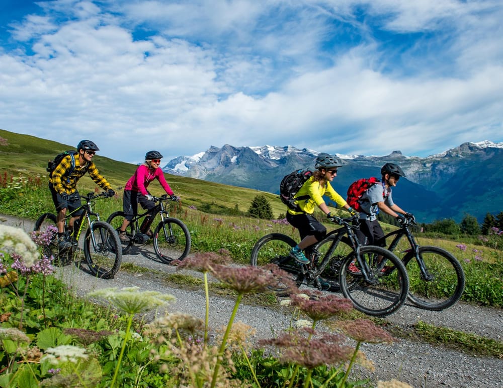 Vier Personen mountainbiken durch die Surselva