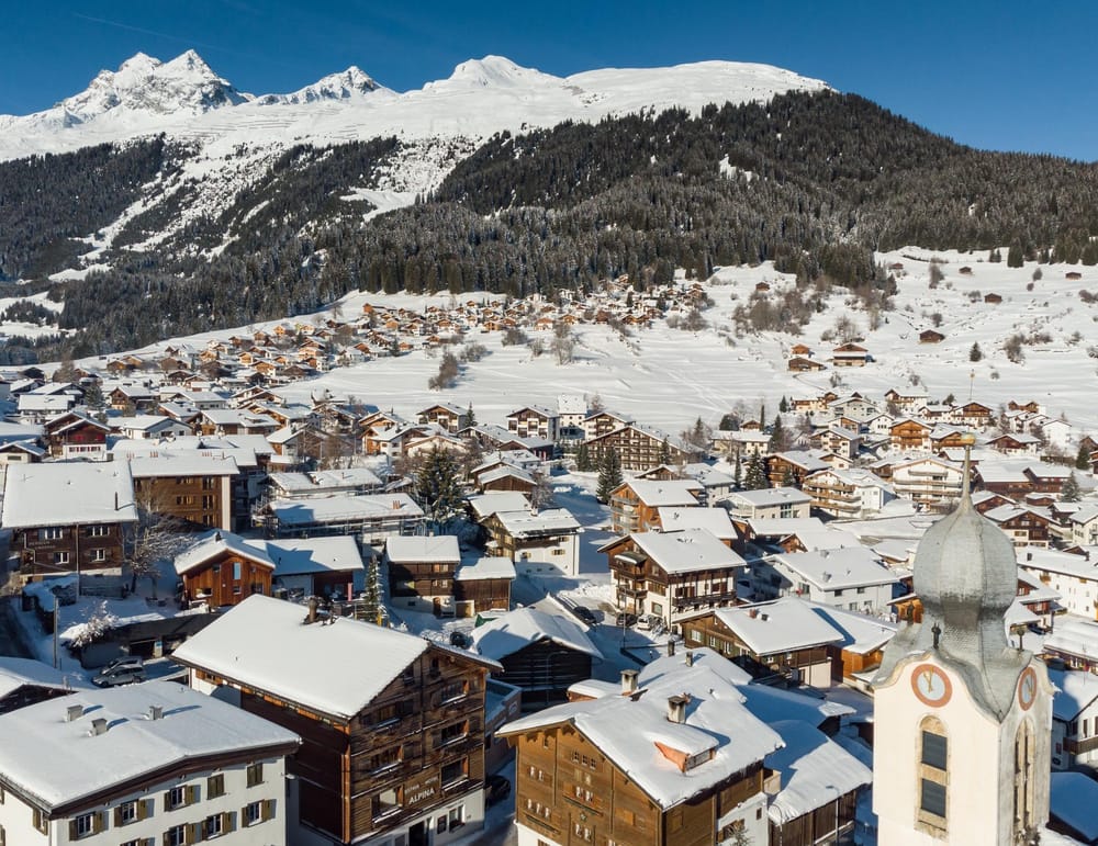 Breil/Brigels aus der Vogelperspektive im Winter