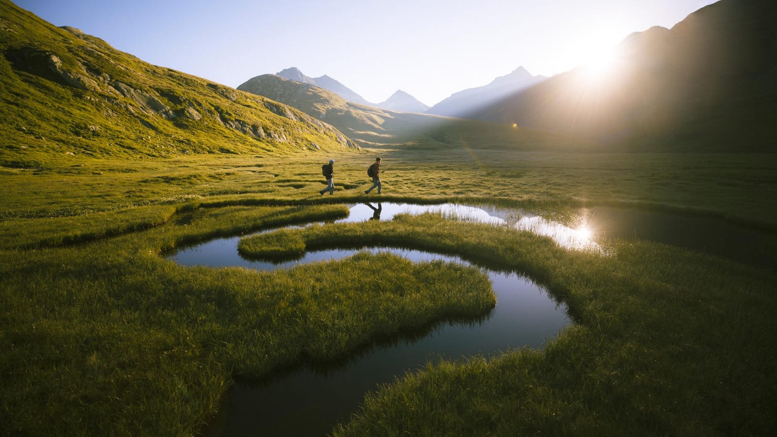 Zwei Wandernde in der Surselva