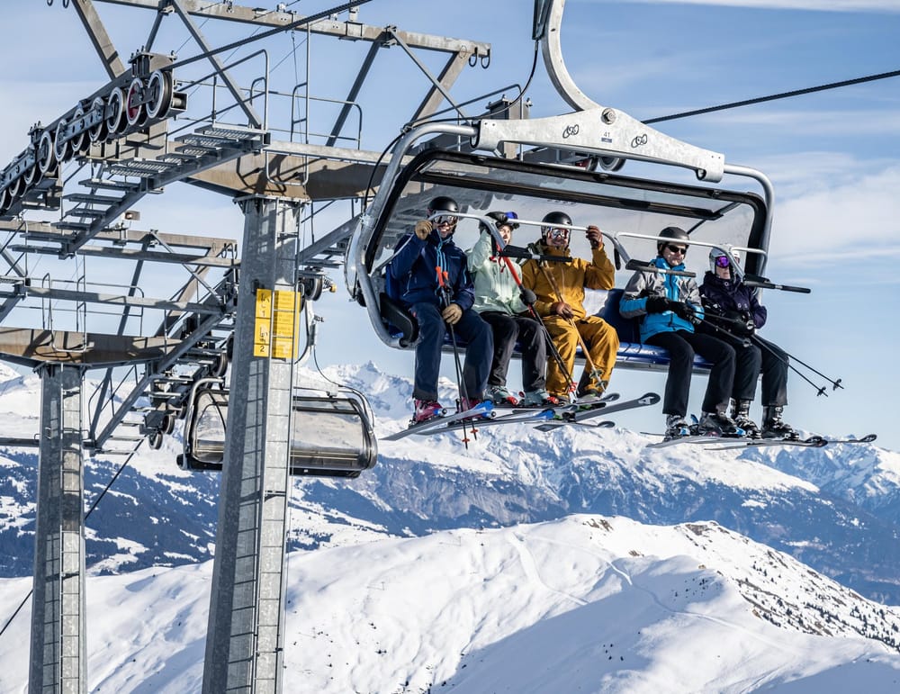 Bergbahnen Obersaxen Mundaun Gondel mit Skifahrern im Winter