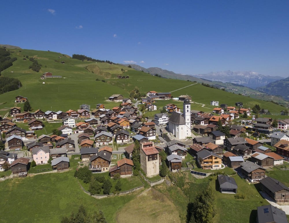 Lumnezia Vogelperspektive im Sommer