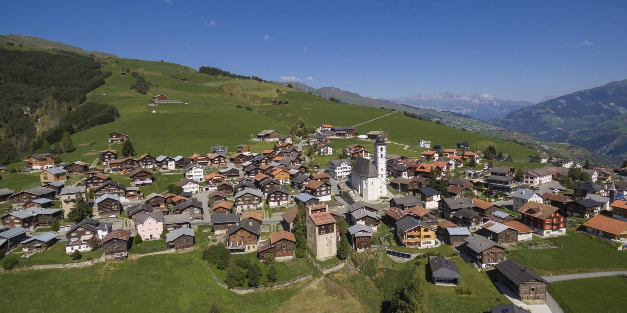 Lumnezia Vogelperspektive im Sommer