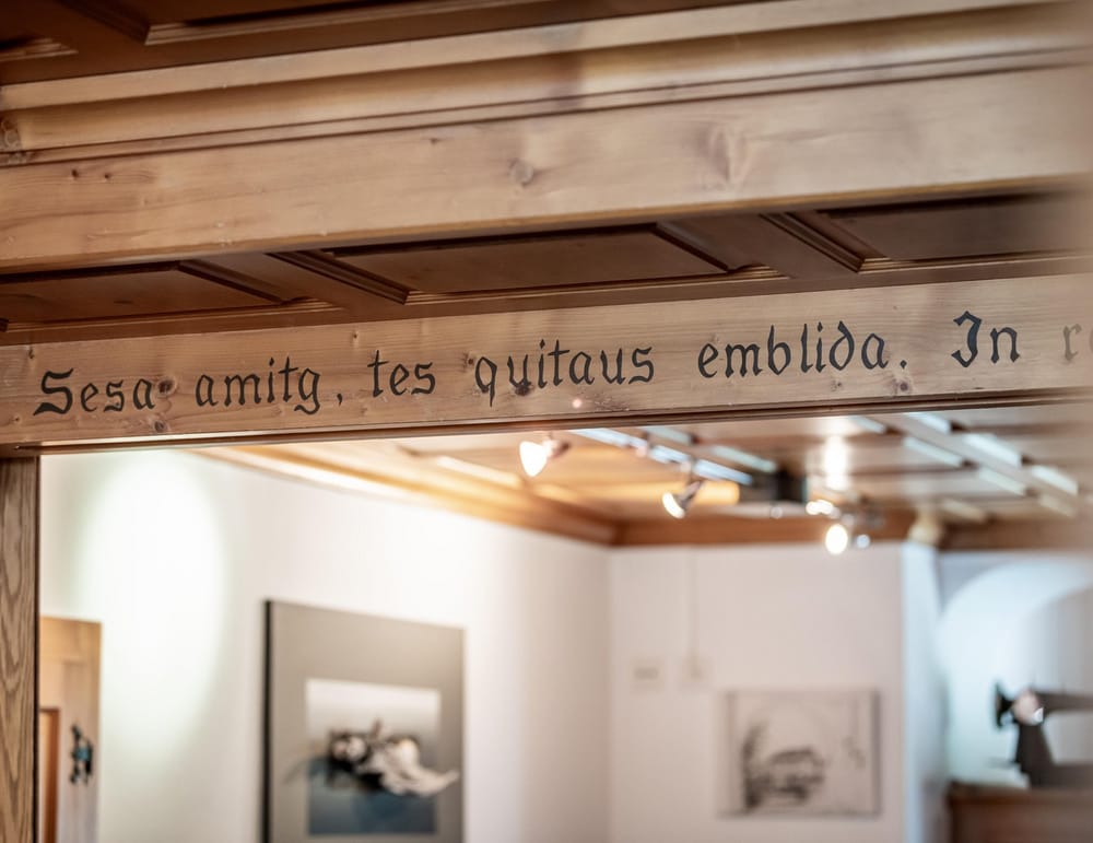 Innenraum mit romanischer Schrift auf Holzbalken oben an der Decke