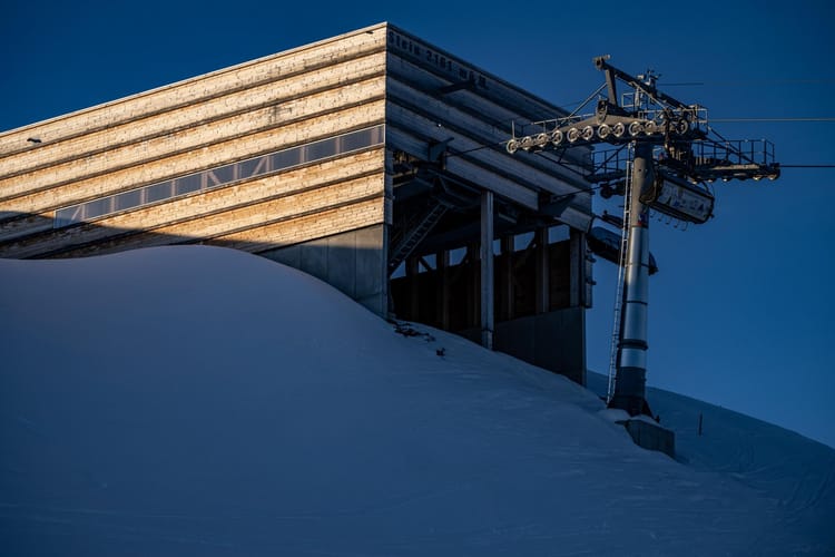 Bergstation im Winter von den Bergbahnen Obersaxen Mundaun