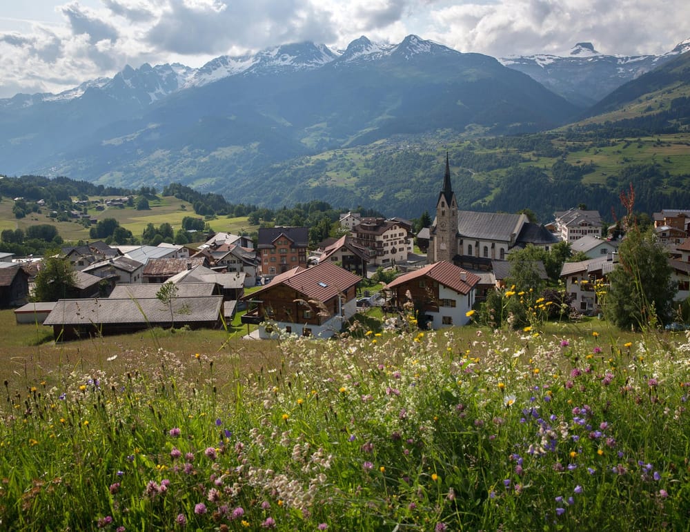 Obersaxen Mundaun Vogelperspektive im Sommer