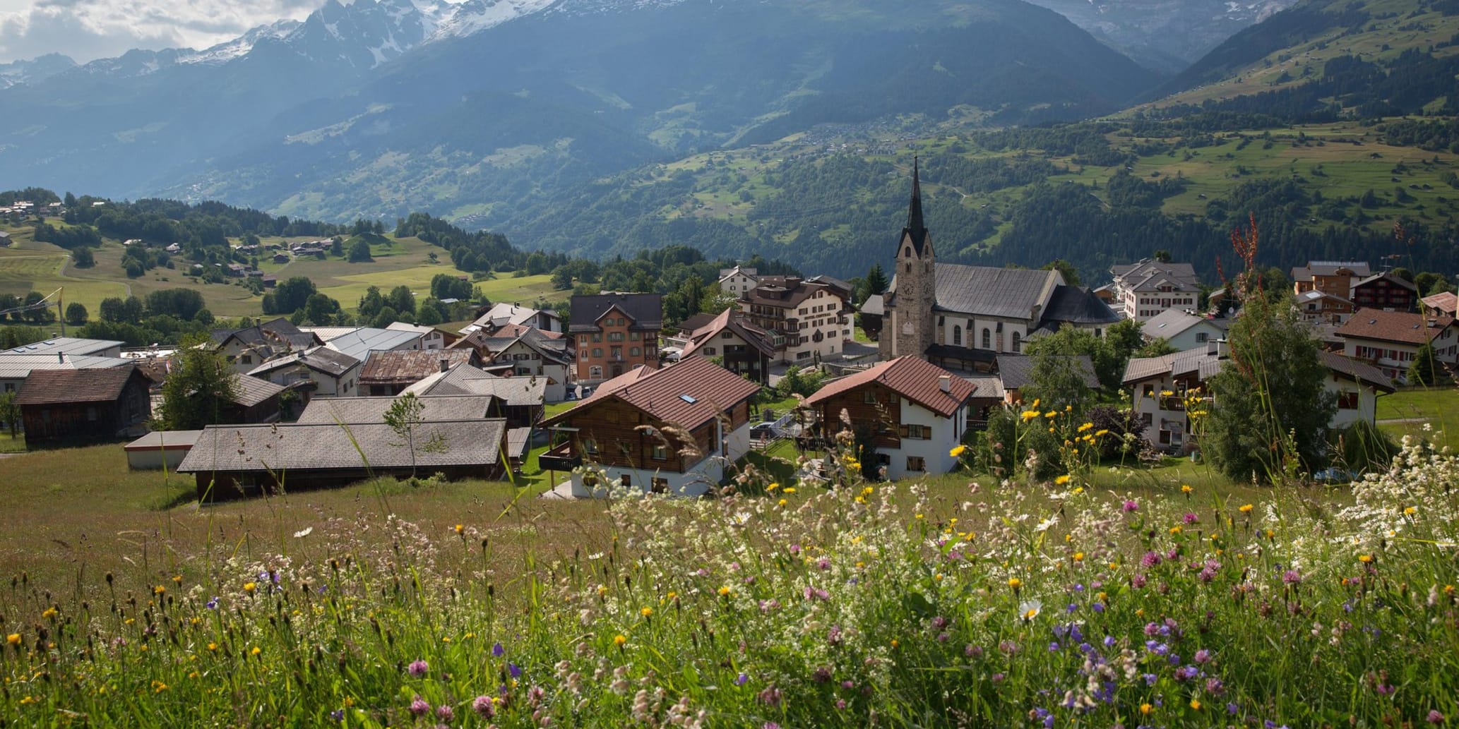 Obersaxen Mundaun Vogelperspektive im Sommer