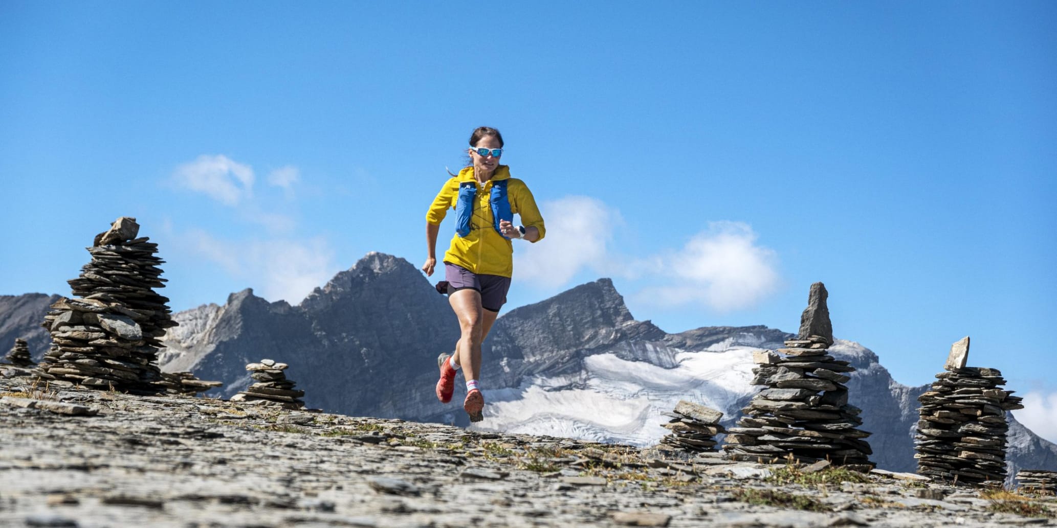 Mann rennt über Schotter in den Bergen
