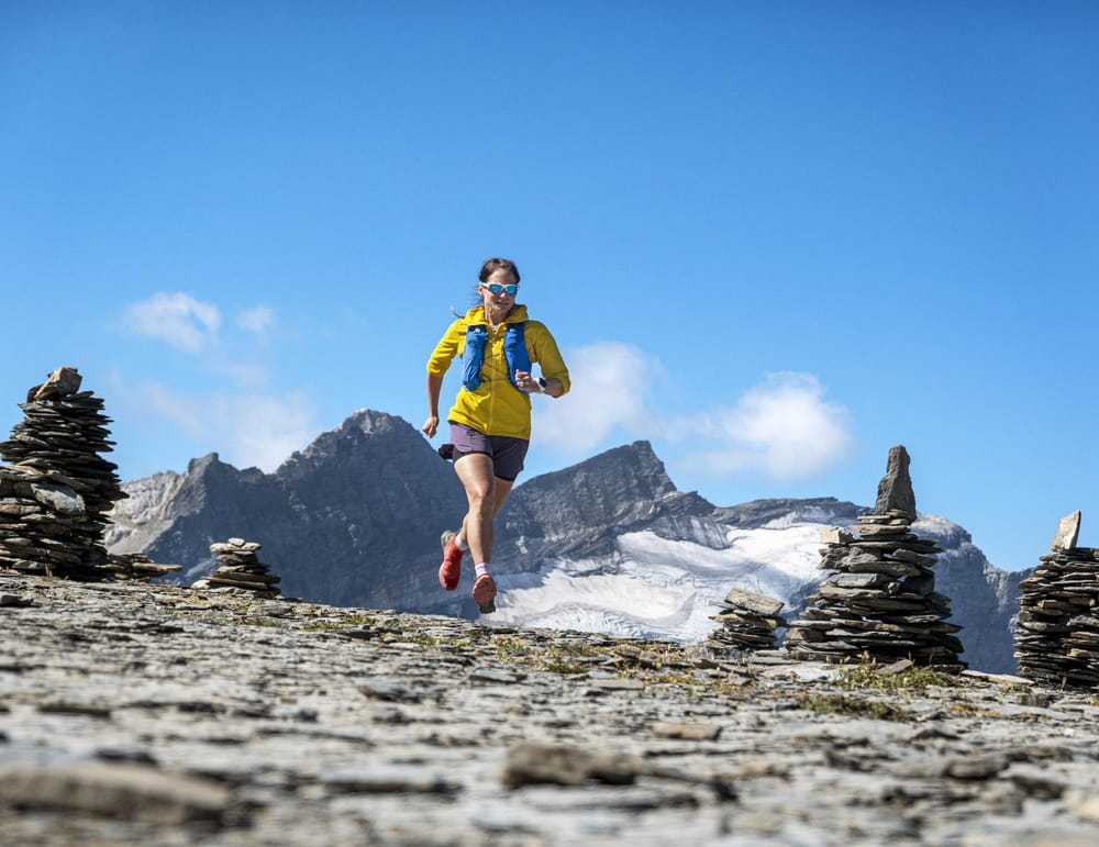 Mann rennt über Schotter in den Bergen