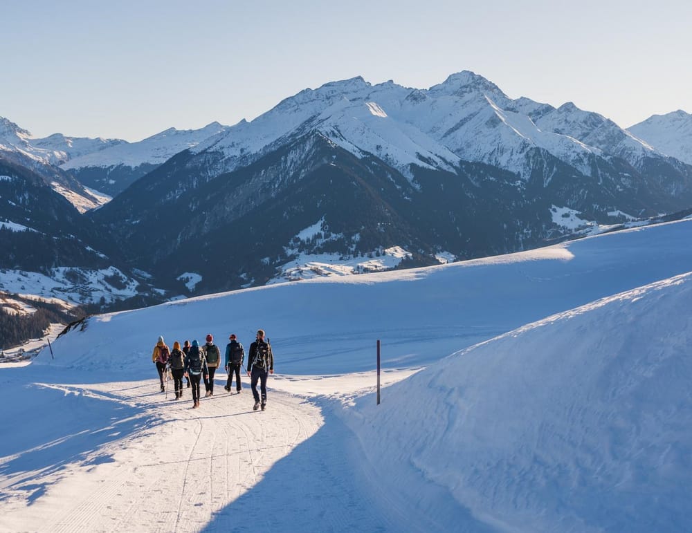 Gruppe auf Schneeschuhwanderung in der Surselva