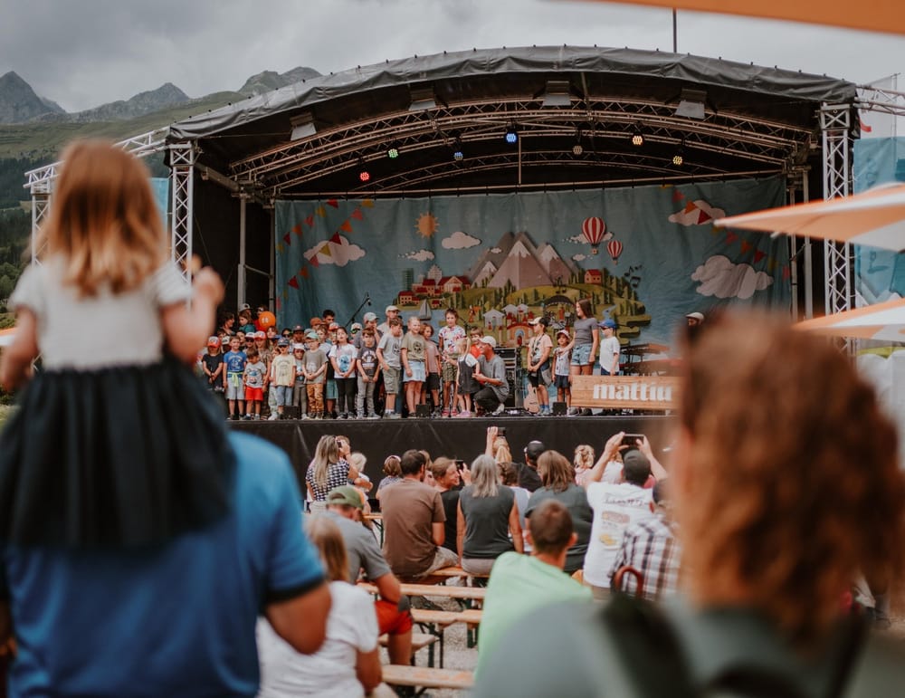 Bühne mit Kindern und Familien aus Publikum aufgenommen